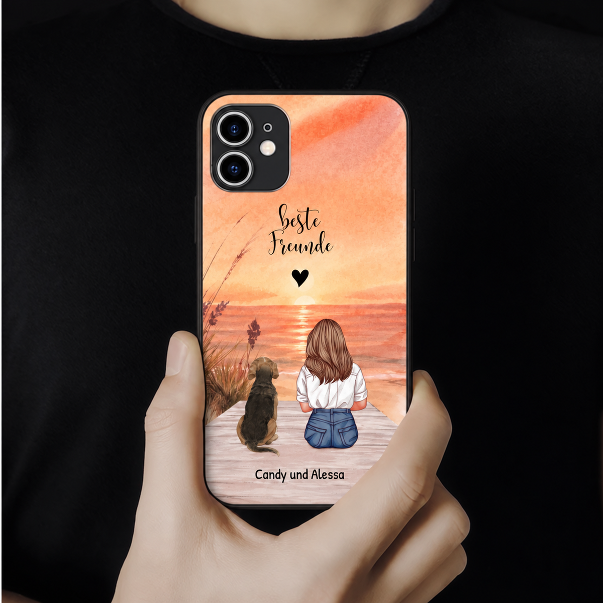 Personalisierte Handyhülle mit Illustration eines Mädchens und Hundes am Strand, farbenfroher Hintergrund.