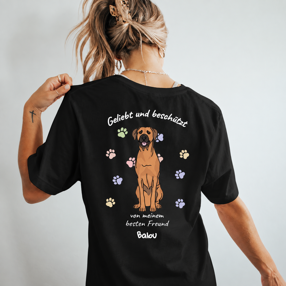 Schwarzes T-Shirt mit Grafik eines Hundes und Beschriftung "Geliebt und beschützt von meinem besten Freund Balou".