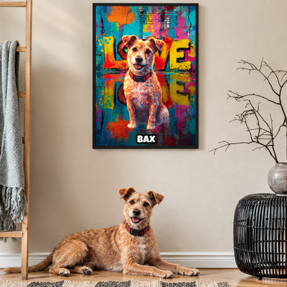 Personalisierte Streetart-Poster mit Hundebild in bunten Farben, gerahmt und an der Wand befestigt. Hund liegt auf dem Boden.
