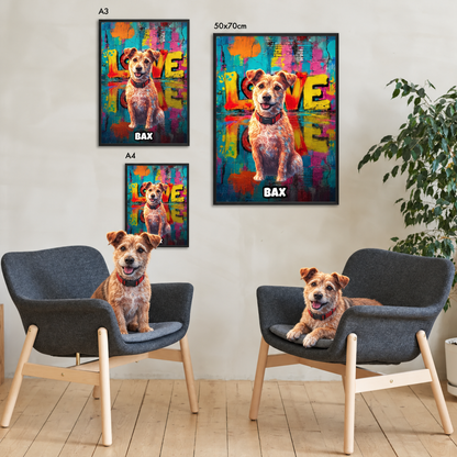 Ein Wohnzimmer mit zwei Sessel, zwei personalisierten Streetart-Postern und einem Hund in der Mitte.