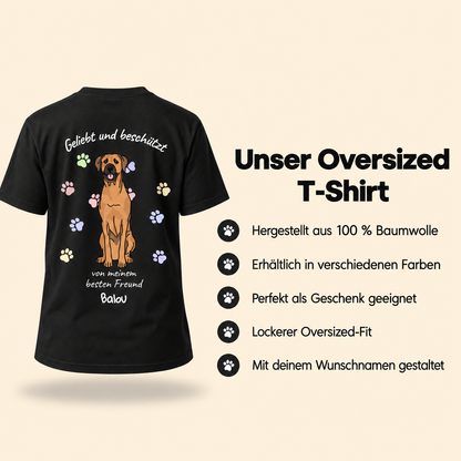 Schwarzes T-Shirt aus 100 % Baumwolle mit Hundeporträt und Text "Geliebt und beschützt".