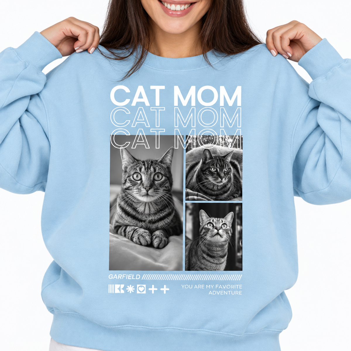 Blaues Sweatshirt mit dem Aufdruck "Cat Mom" und drei Fotos von Katzen in Schwarz-Weiß.