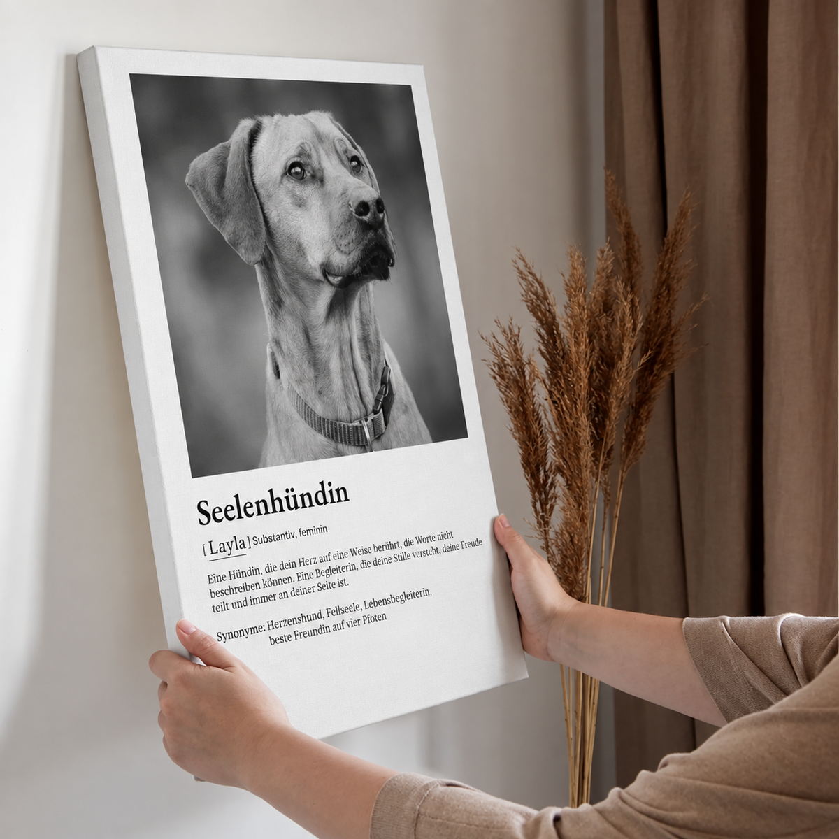 Personalisierte Leinwand mit dem Titel „Seelenhündin“, abgebildet mit Hundebild und Definition in Schwarz-Weiß.
