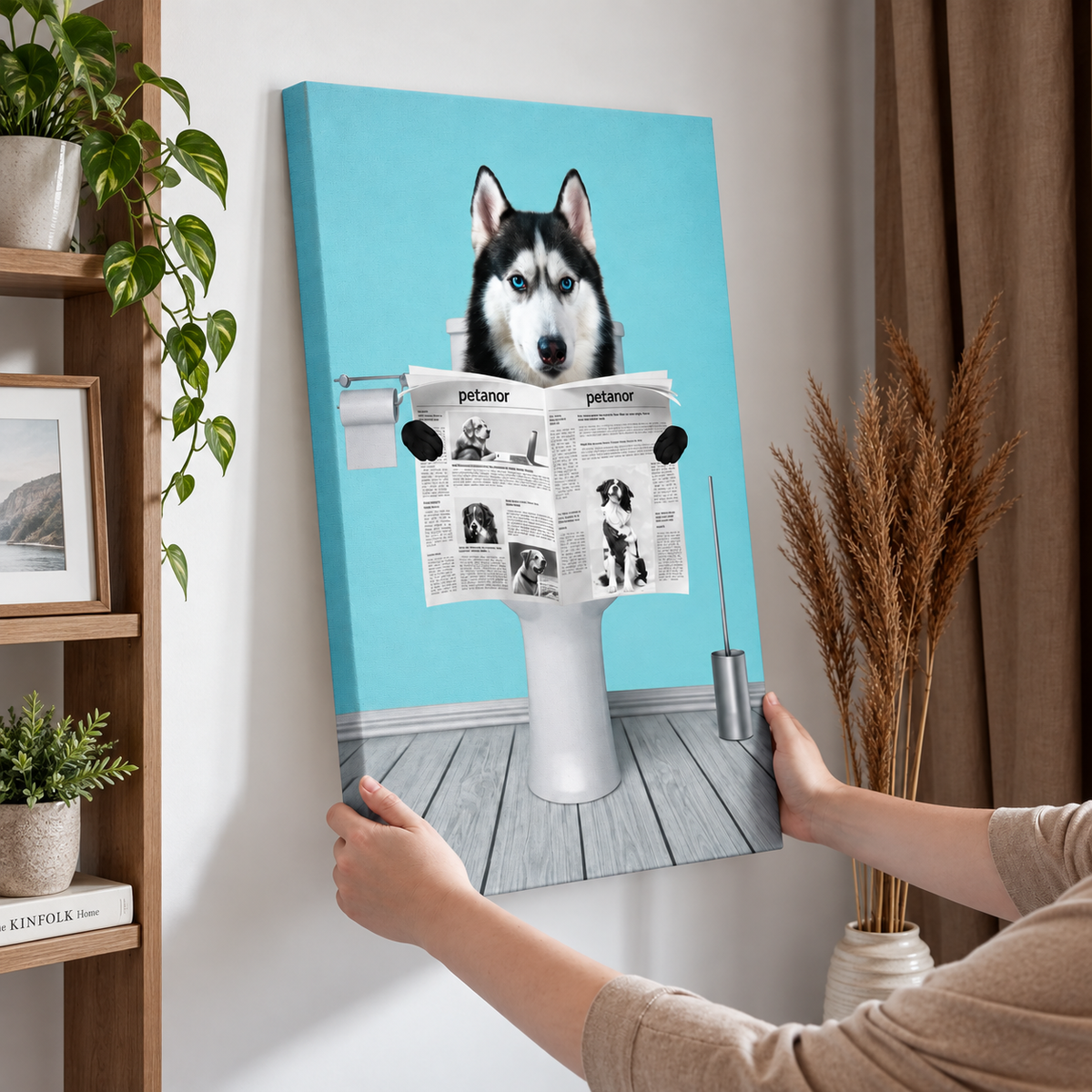 Leinwandbild eines Hundes, der in einer Toilette sitzt und eine Zeitung liest, vor blauem Hintergrund.