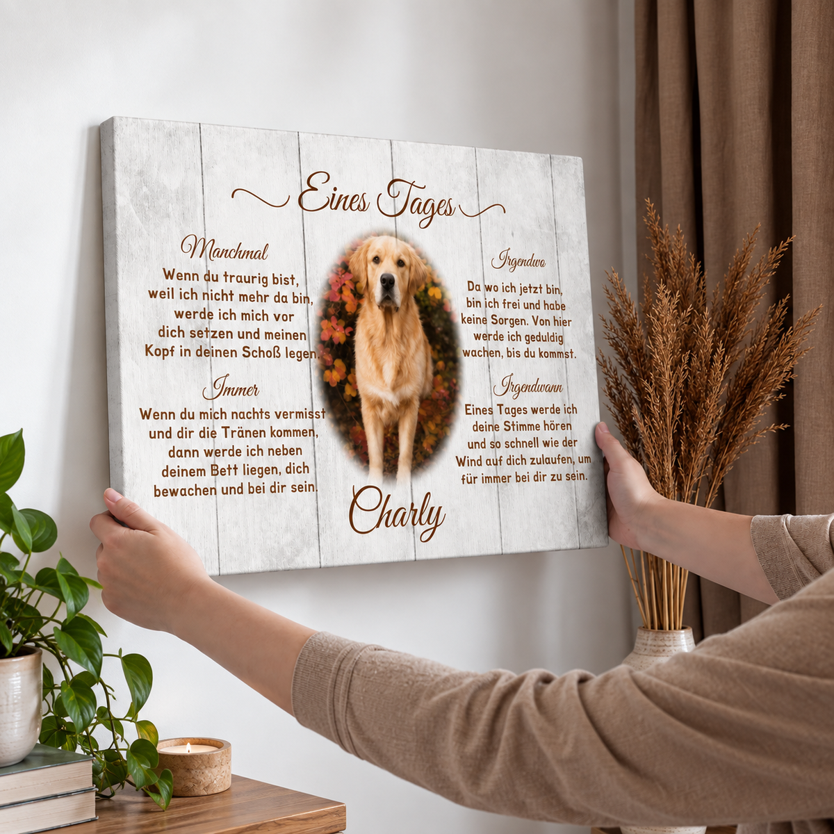 Person hält eine personalisierte Leinwand mit dem Titel „Eines Tages“ und einem golden Retriever im Bild.