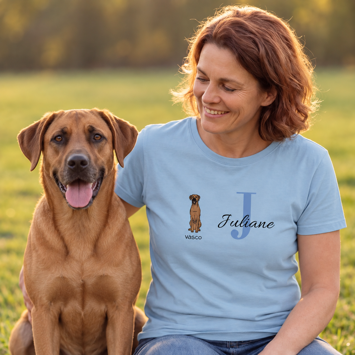 Hellblaues T-Shirt mit personalisiertem Druck, Initiale "J" und Hundebild, geeignet für Frauen.