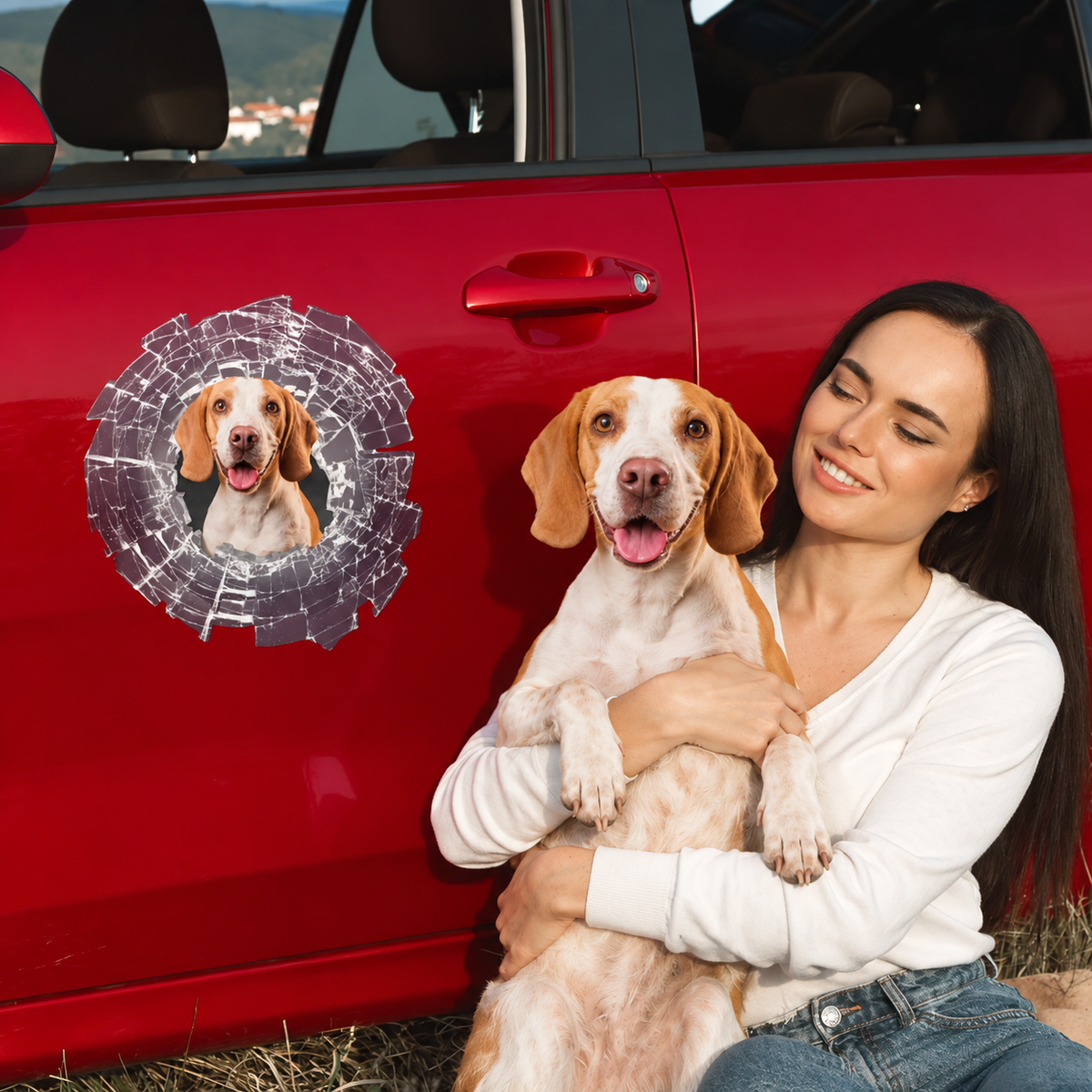 Personalisierter Autoaufkleber mit einem Hundebild und zerbrochenem Glasdesign auf einer roten Autotür.