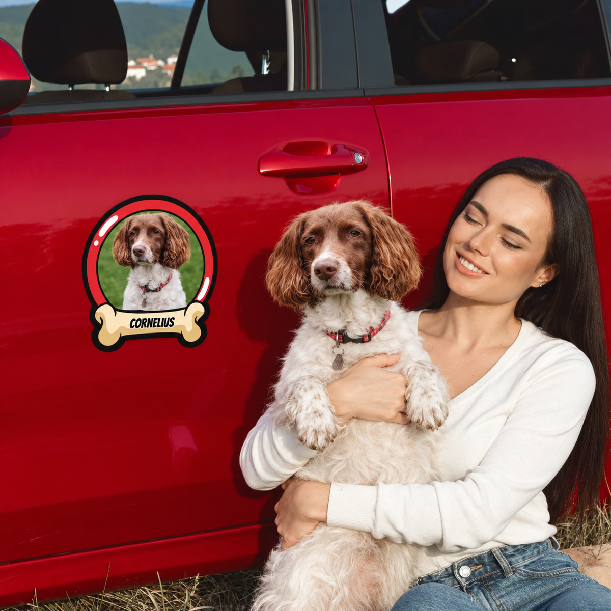 Personalisierter Autoaufkleber mit Hundebild und Namen an rotem Auto, Frau hält Hund im Arm.
