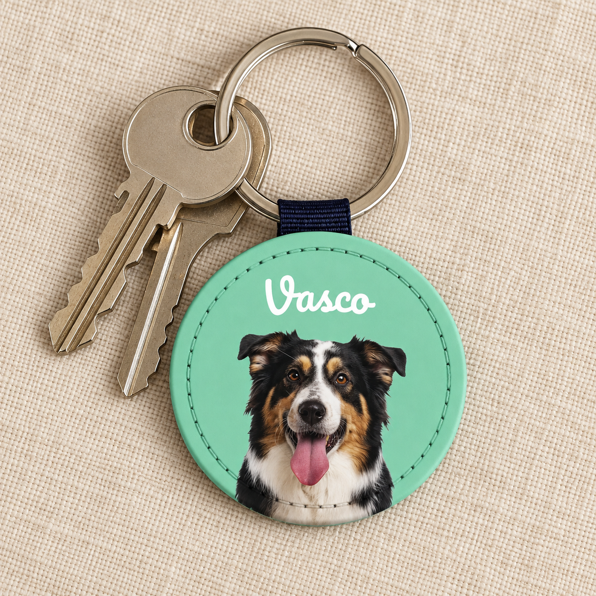 Personalisierter Schlüsselanhänger mit Hundeportrait und mintgrünem Hintergrund. Schlüsselbund mit zwei Schlüsseln.