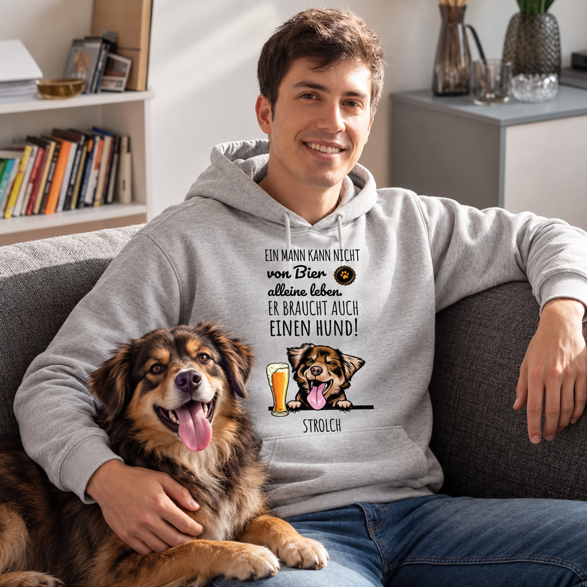 Grauer Hoodie mit dem Aufdruck eines Hundes, Bierglas und Spruch über Männer und Hunde, getragen von einem Mann mit Hund.