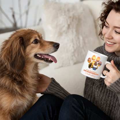Person mit einer personalisierten Tasse und einem Hund, drinnen auf einem Sofa, grauer Pullover.