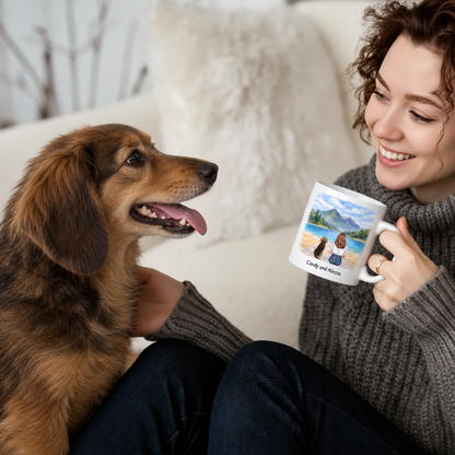 Person mit personalisierter Tasse sitzt auf dem Boden neben einem Hund, gemütliche Wohnungseinrichtung im Hintergrund.