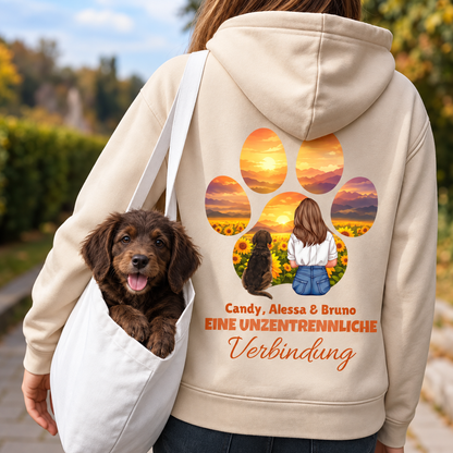 Beige Hoodie mit Tierpfoten-Design, vorn eine Frau mit Hunden in einer Sonnenblumenlandschaft. Personalisierbar.