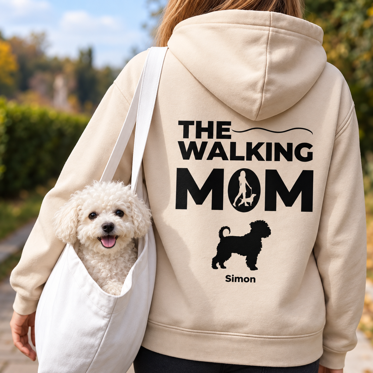 Beige Hoodie mit Aufdruck "THE WALKING MOM" und Hundemotiv, getragen von Person mit Hund.