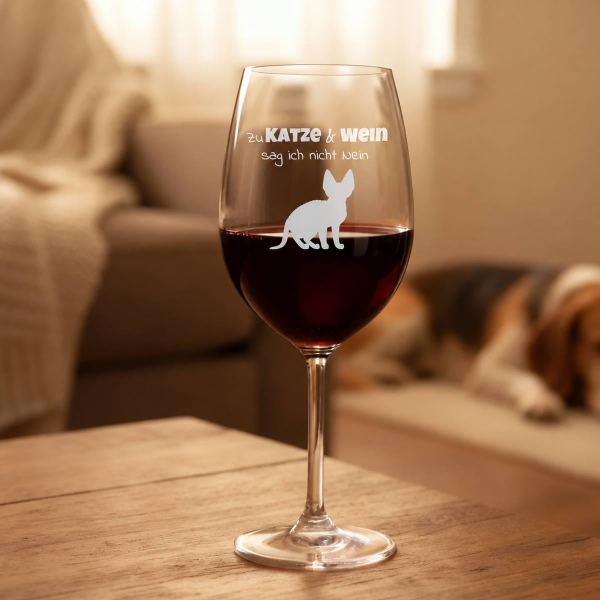 Personalisiertes Weinglas mit Katze und Schriftzug, gefüllt mit Rotwein.