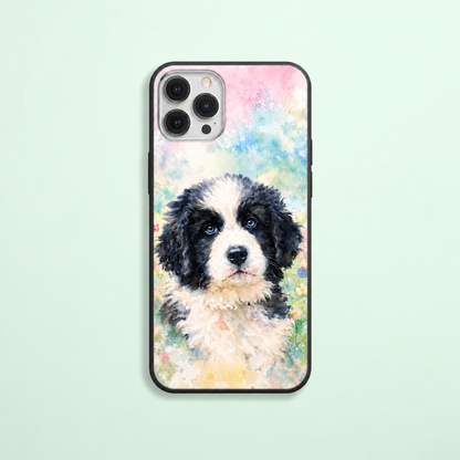 Personalisierte Handyhülle mit Aquarell-Motiv eines Hundes auf hellem Hintergrund.