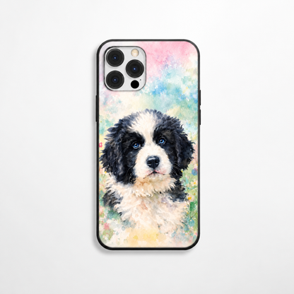 Handyhülle mit Aquarell-Motiv eines Hundes, Farbverlauf in Pastelltönen.