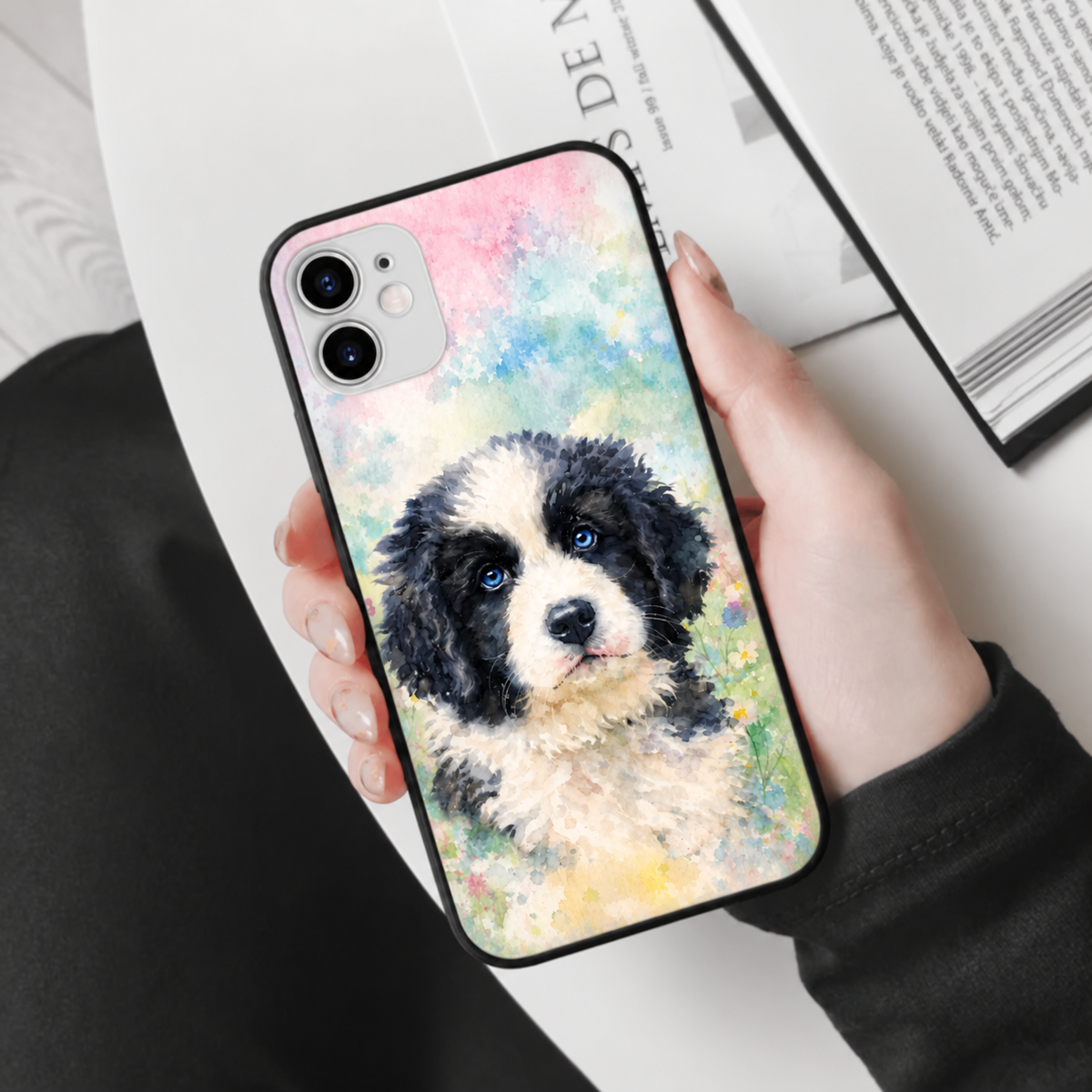 Handyhülle mit Aquarellmotiv eines Hundes, in bunten Farben und aus flexiblem Material.