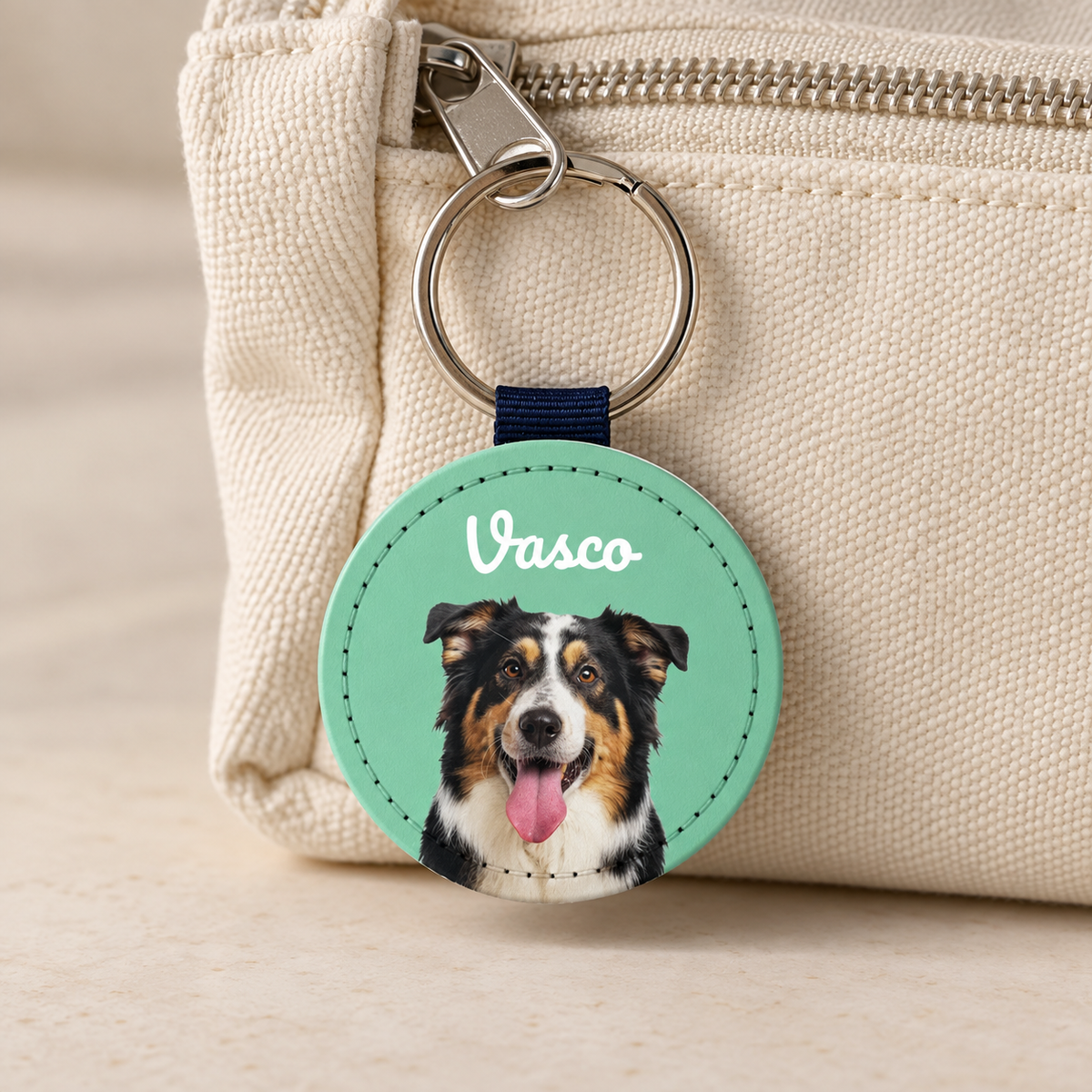 Personalisierter Schlüsselanhänger mit Haustierportrait eines Hundes, grüne und schwarze Farben, Zusatzname "Vasco".