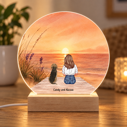 Personalisierte LED Nachtlicht mit Illustration eines Mädchens und Hund am Strand bei Sonnenuntergang. Holzsockel.