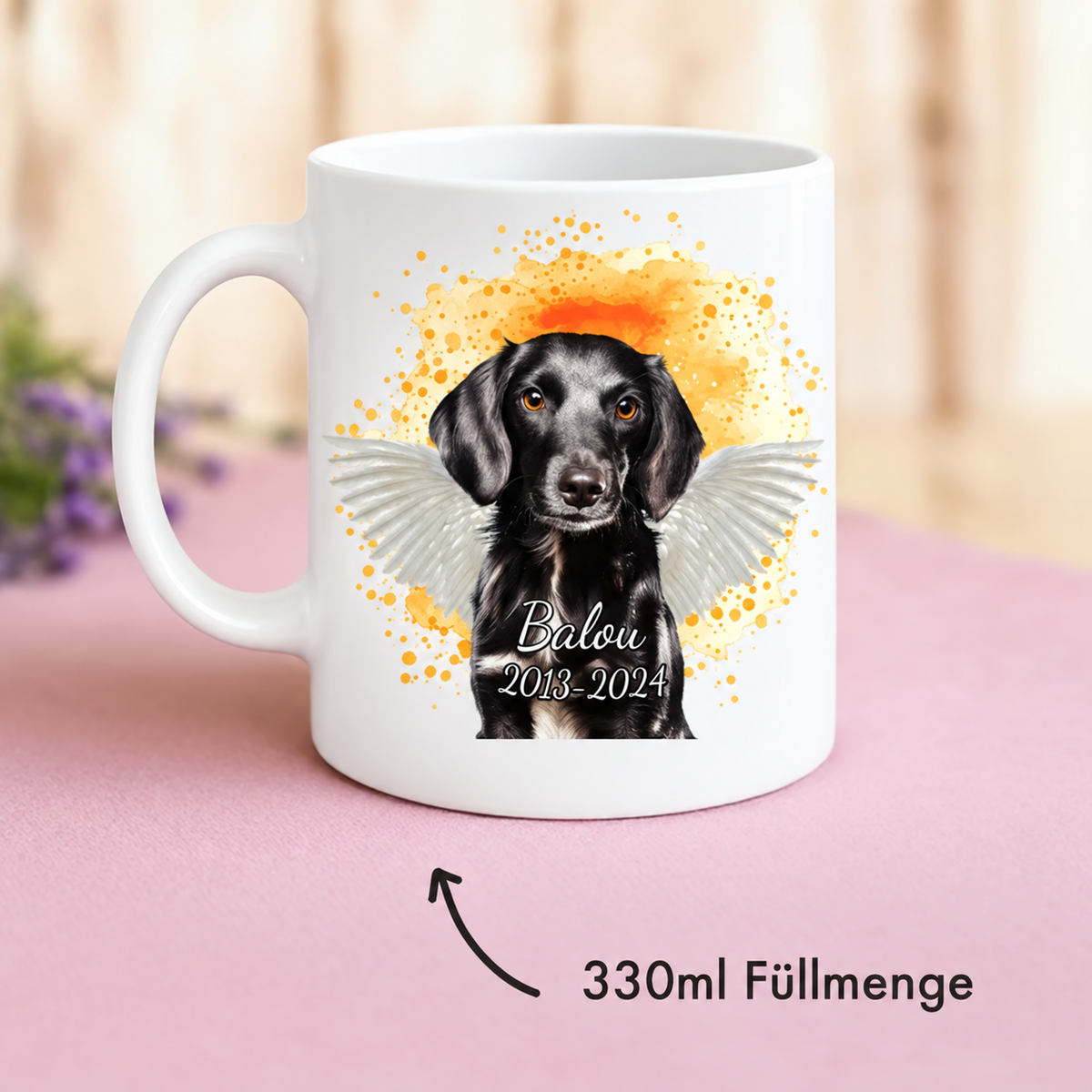 Personalisierte weiße Tasse mit Haustierporträt eines schwarzen Hundes, Füllmenge 330 ml.