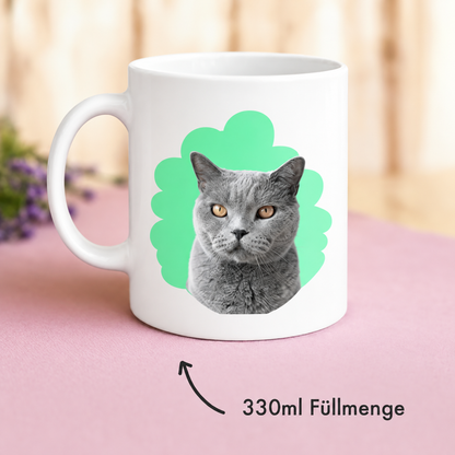 Personalisierte Tasse mit grauem Katzenportrait auf grünem Hintergrund, 330 ml Füllmenge.