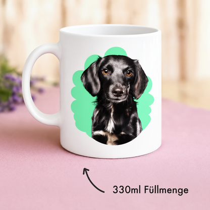 Personalisierte Keramiktasse mit Hundeportrait, 330 ml Füllmenge, weiße Farbe und grüner Hintergrund.