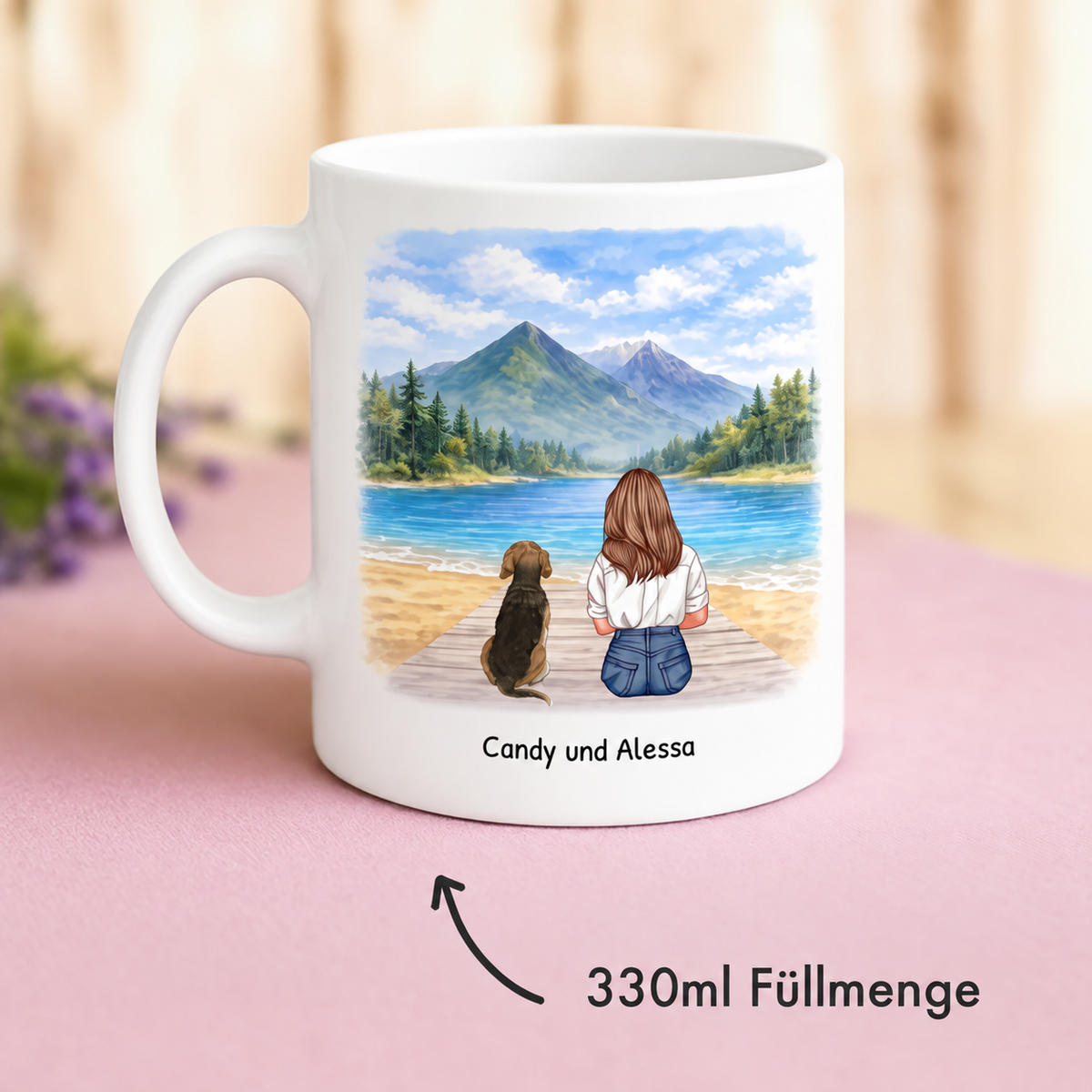 Personalisierte Keramiktasse mit Illustration einer Frau und ihrem Hund am Wasser, 330ml Füllmenge.