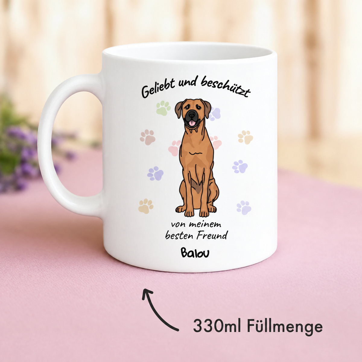 Personalisierte Keramiktasse in Weiß mit Druck eines Hundes und dem Text "Geliebt und beschützt". Füllmenge 330 ml.