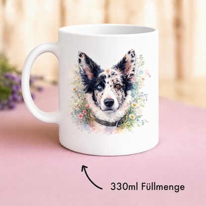 Personalisierte weiße Tasse mit Aquarellbild eines Hundes und floralem Motiv, 330ml Füllmenge.