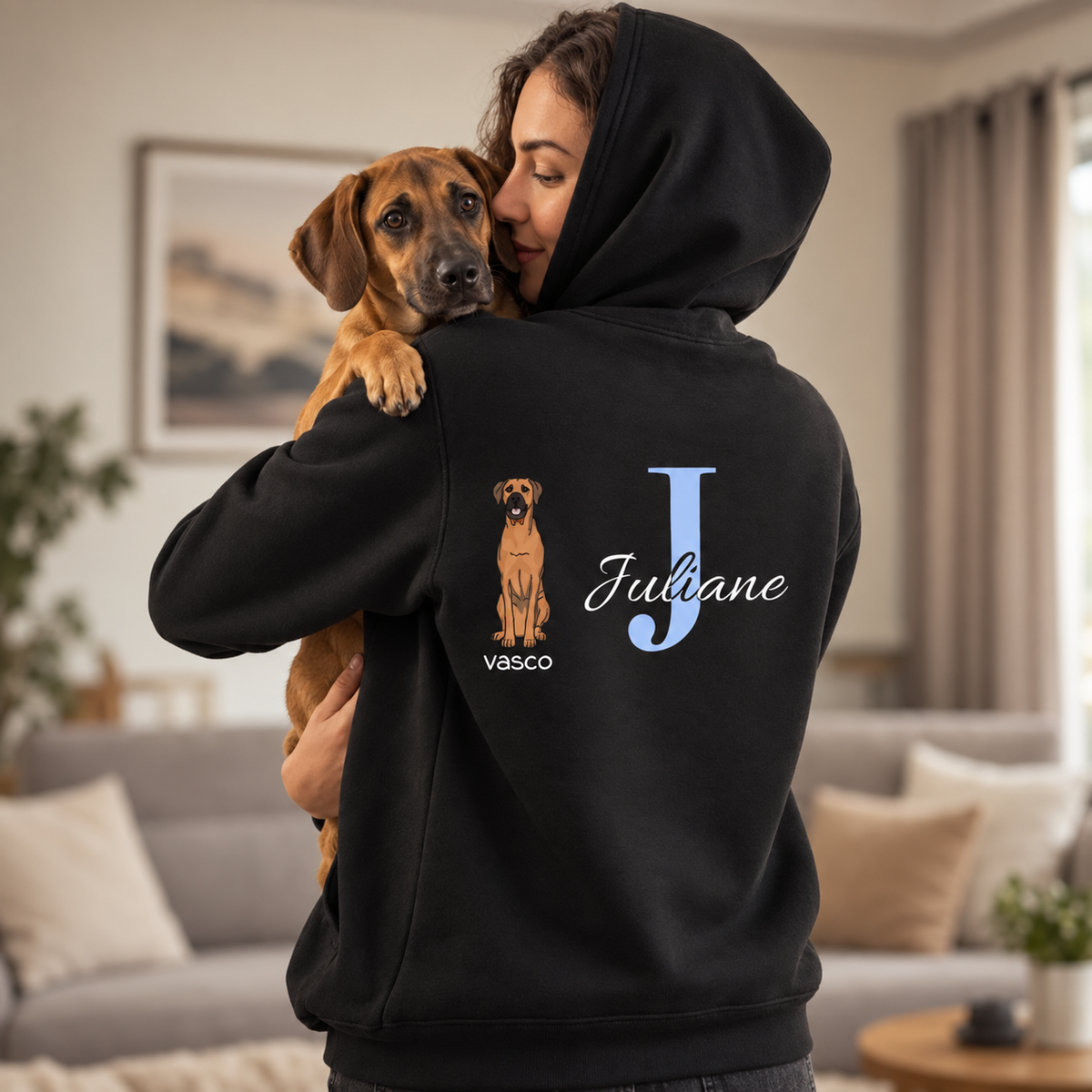 Schwarzer Hoodie mit individueller Initiale und Hundemotiv auf dem Rücken.