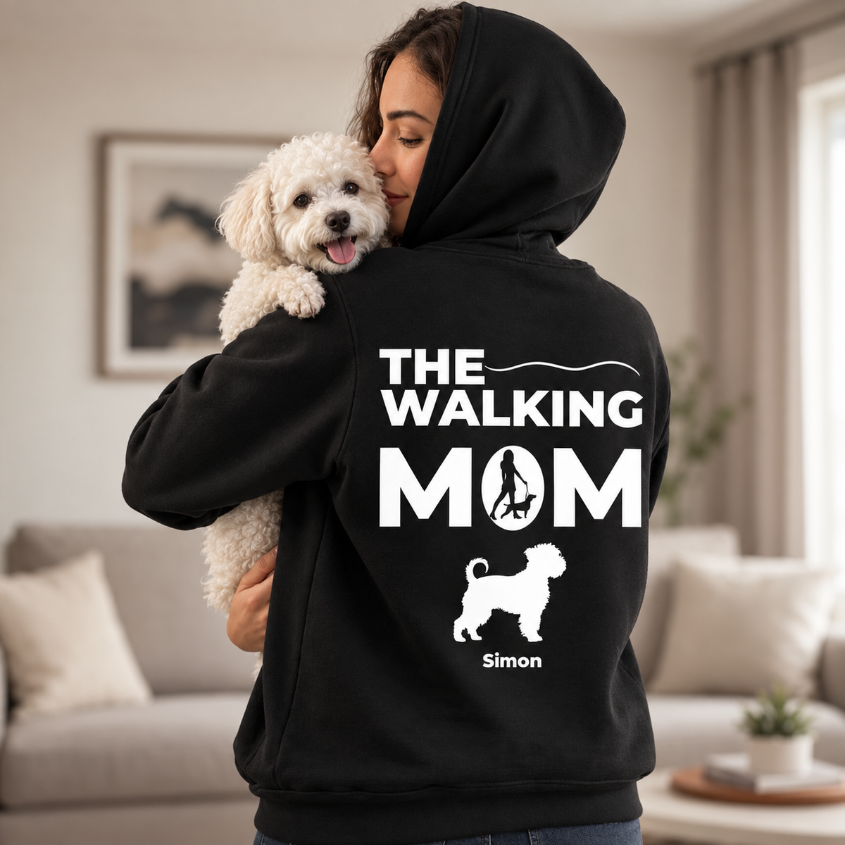 Schwarzer Hoodie mit dem Text "THE WALKING MOM" und einer Grafik von einer Frau mit Hund sowie dem Namen "Simon".