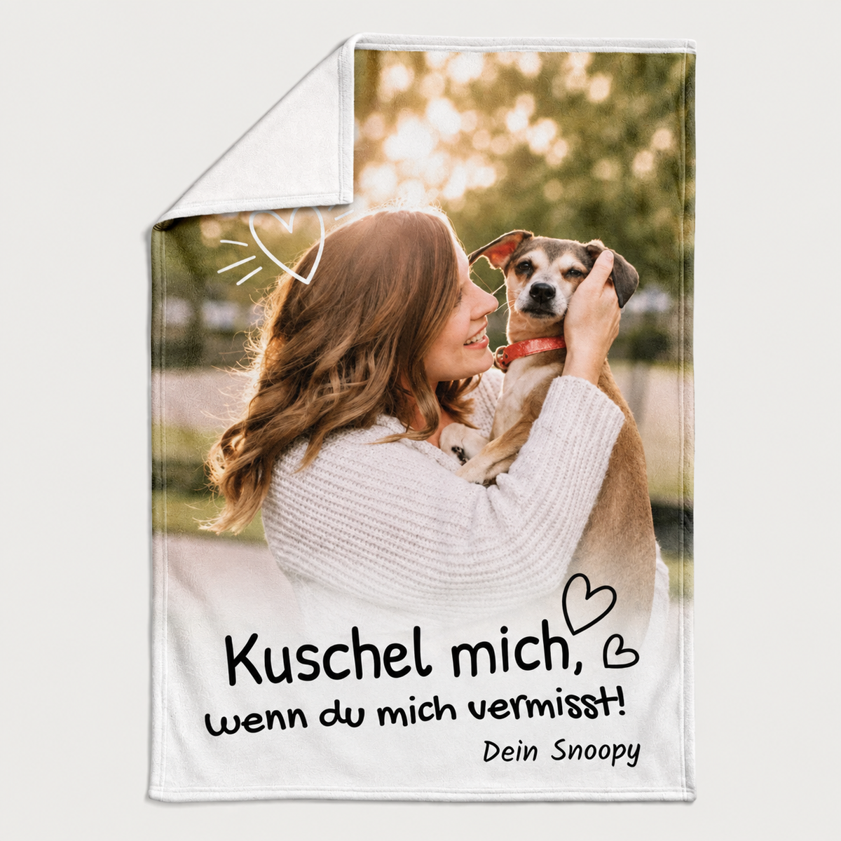 Personalisierte Kuscheldecke mit tierischem Motiv und Text, in hellen Farben.