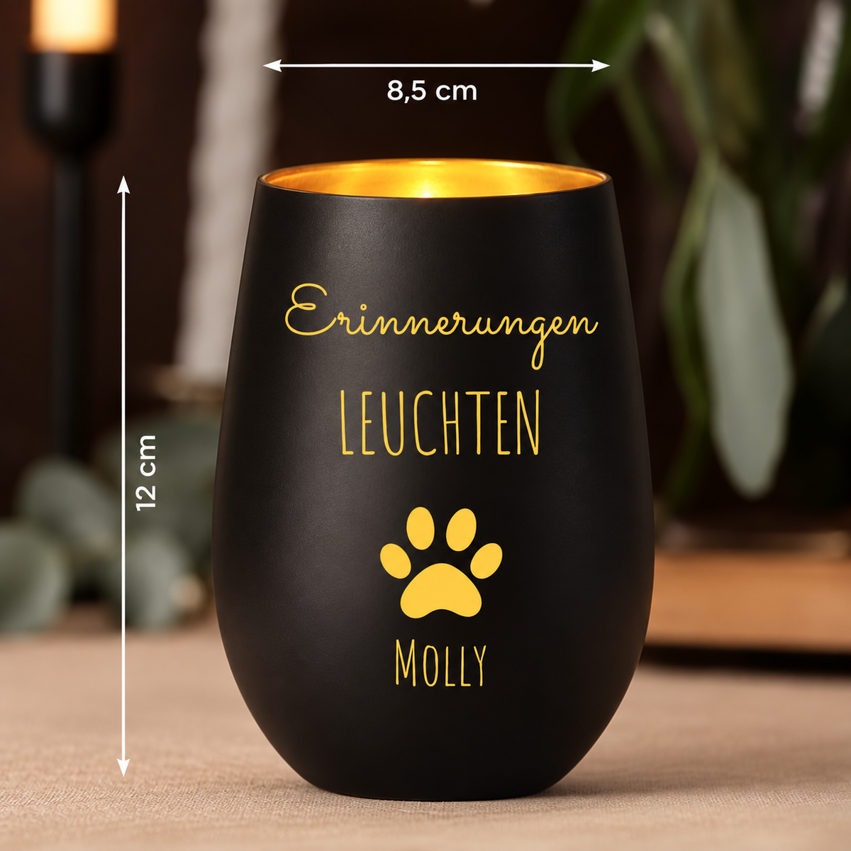 Schwarzes Trauerlicht mit goldener Beschriftung "Erinnerungen leuchten" und dem Namen Molly. Maße: 12 cm hoch, 8,5 cm breit.
