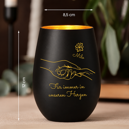Personalisiertes Trauerlicht in Schwarz mit goldener Schrift und Handabdruck, Höhe 12 cm, Durchmesser 8,5 cm.