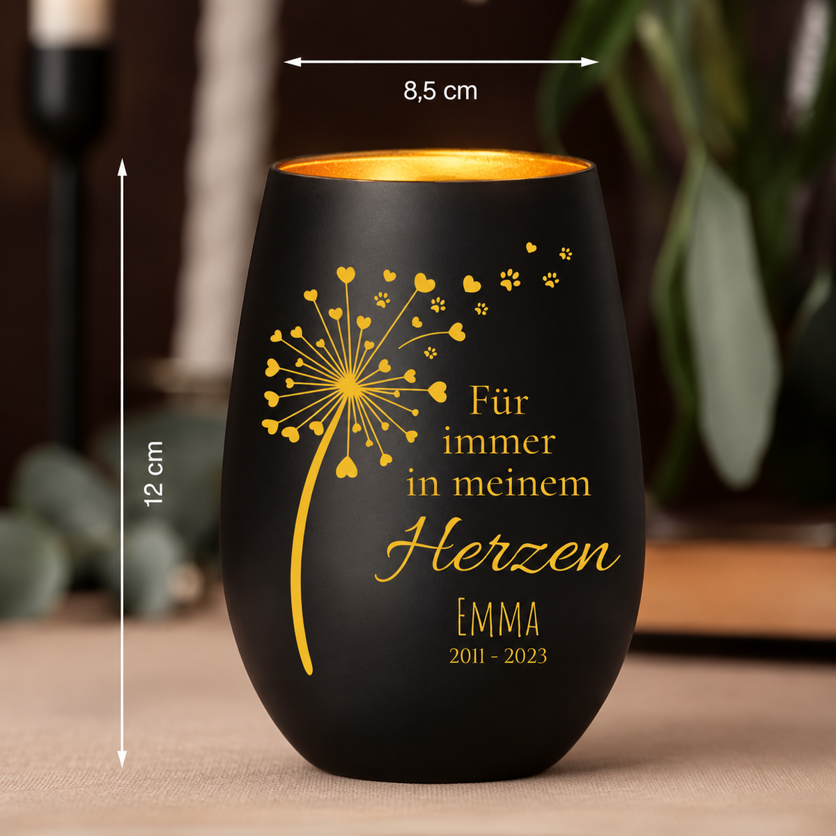 Personalisiertes Trauerlicht aus mattem Schwarz mit goldener Beschriftung und Herzen. Maße: 12 cm hoch, 8,5 cm Durchmesser.