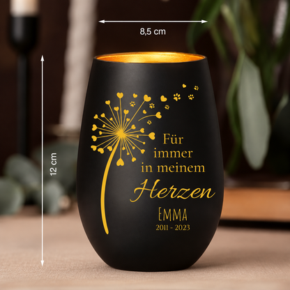 Personalisiertes Trauerlicht aus mattem Schwarz mit goldener Beschriftung und Herzen. Maße: 12 cm hoch, 8,5 cm Durchmesser.