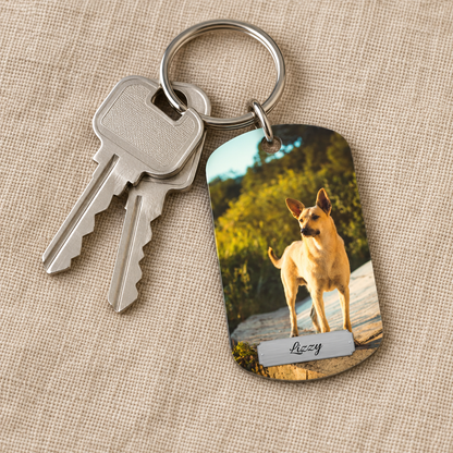 Personalisierter Schlüsselanhänger mit Foto eines Hundes und graviertem Namen, begleitet von zwei Schlüsseln.