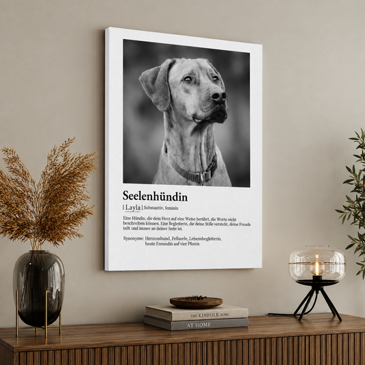 Personalisierte Leinwand mit Hundebild und Definition des Begriffs "Seelenhündin" in schwarz-weißer Darstellung.