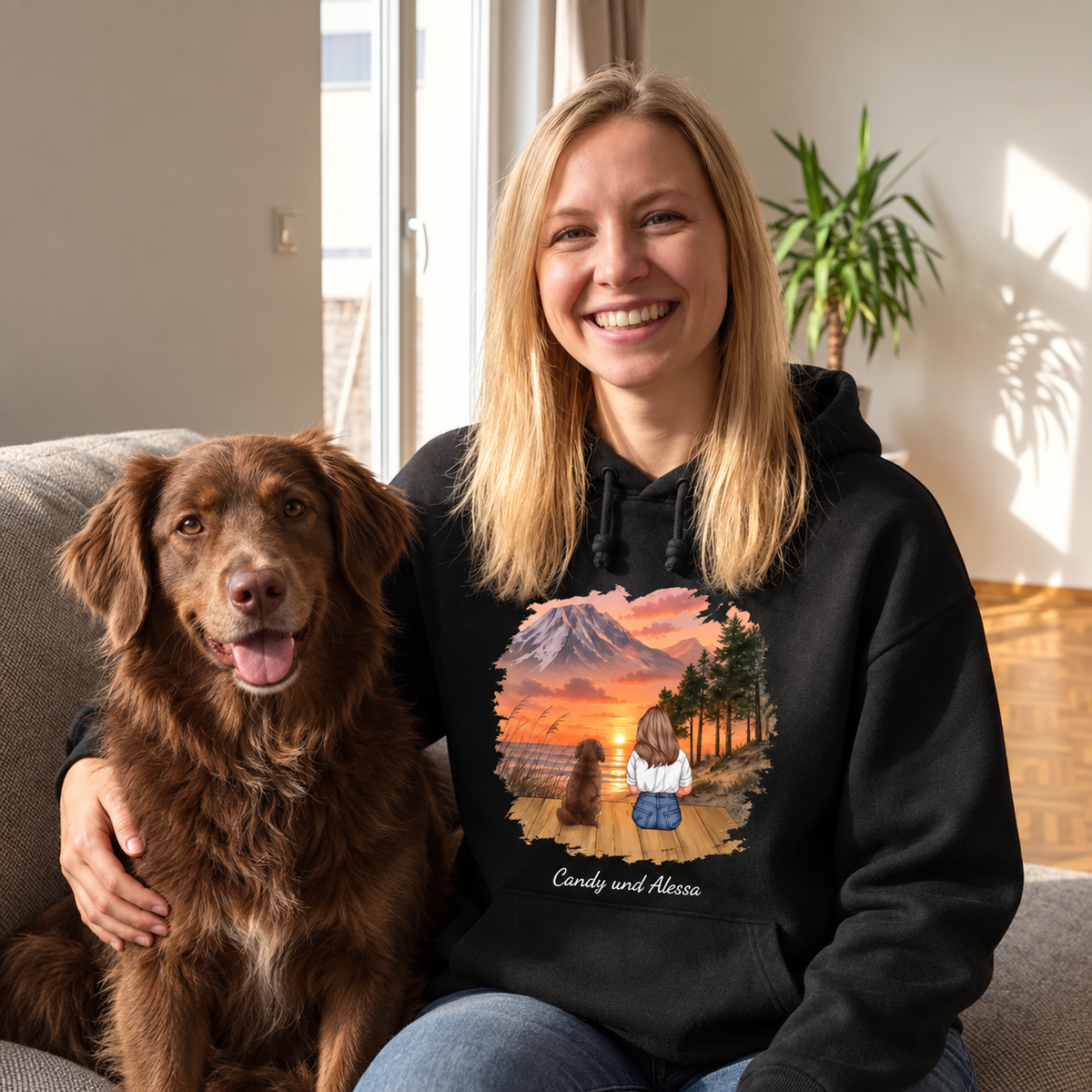 Personalisierter schwarzer Hoodie mit Motiv von einer Frau und einem Hund vor einer Berglandschaft.