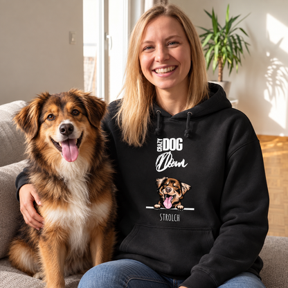 Schwarzer Hoodie mit Aufdruck "Crazy Dog Mom" und einer Hundeillustration, getragen von einer lächelnden Frau mit Hund.