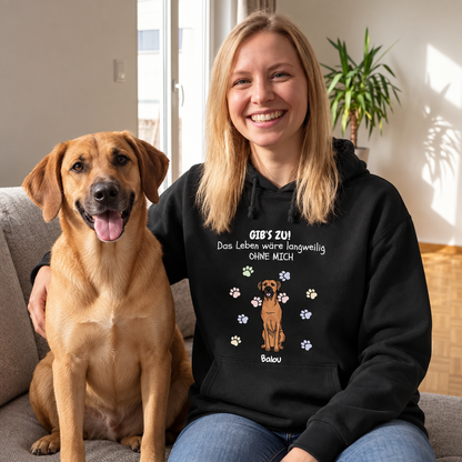 Schwarzer Hoodie mit Aufdruck "GIB'S ZU! Das Leben wäre langweilig OHNE MICH" und Hundebild, getragen von einer Person mit Hund.