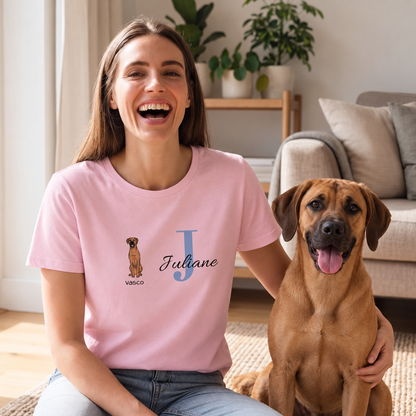Rosa T-Shirt mit personalisierter Initiale "J" und Hundemotiv links.