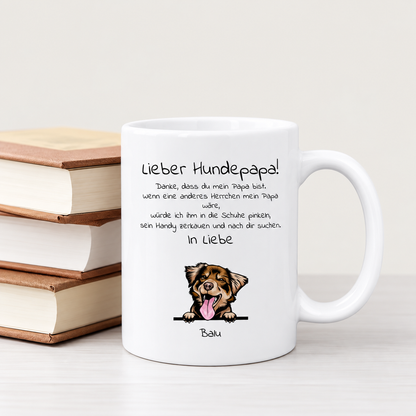 Weiße Tasse mit Hundedesign und persönlicher Botschaft für Hundepapas.