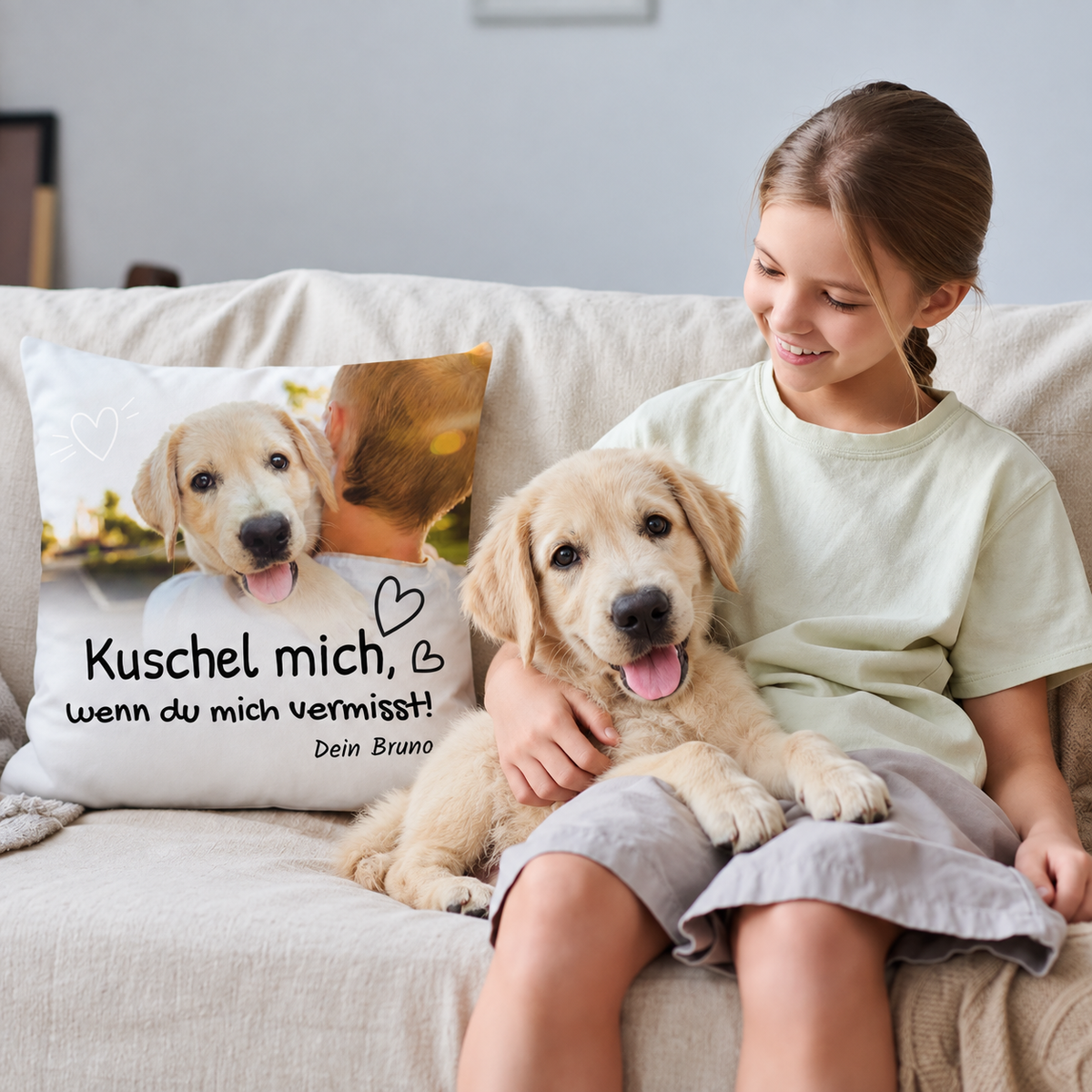 Personalisiertes Kissen mit Aufdruck und Foto eines Hundes, auf einer Couch mit einem Mädchen.