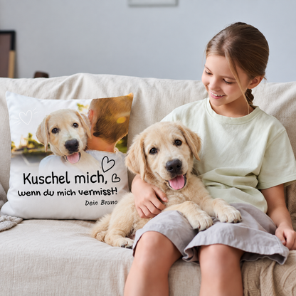 Personalisiertes Kissen mit Aufdruck und Foto eines Hundes, auf einer Couch mit einem Mädchen.