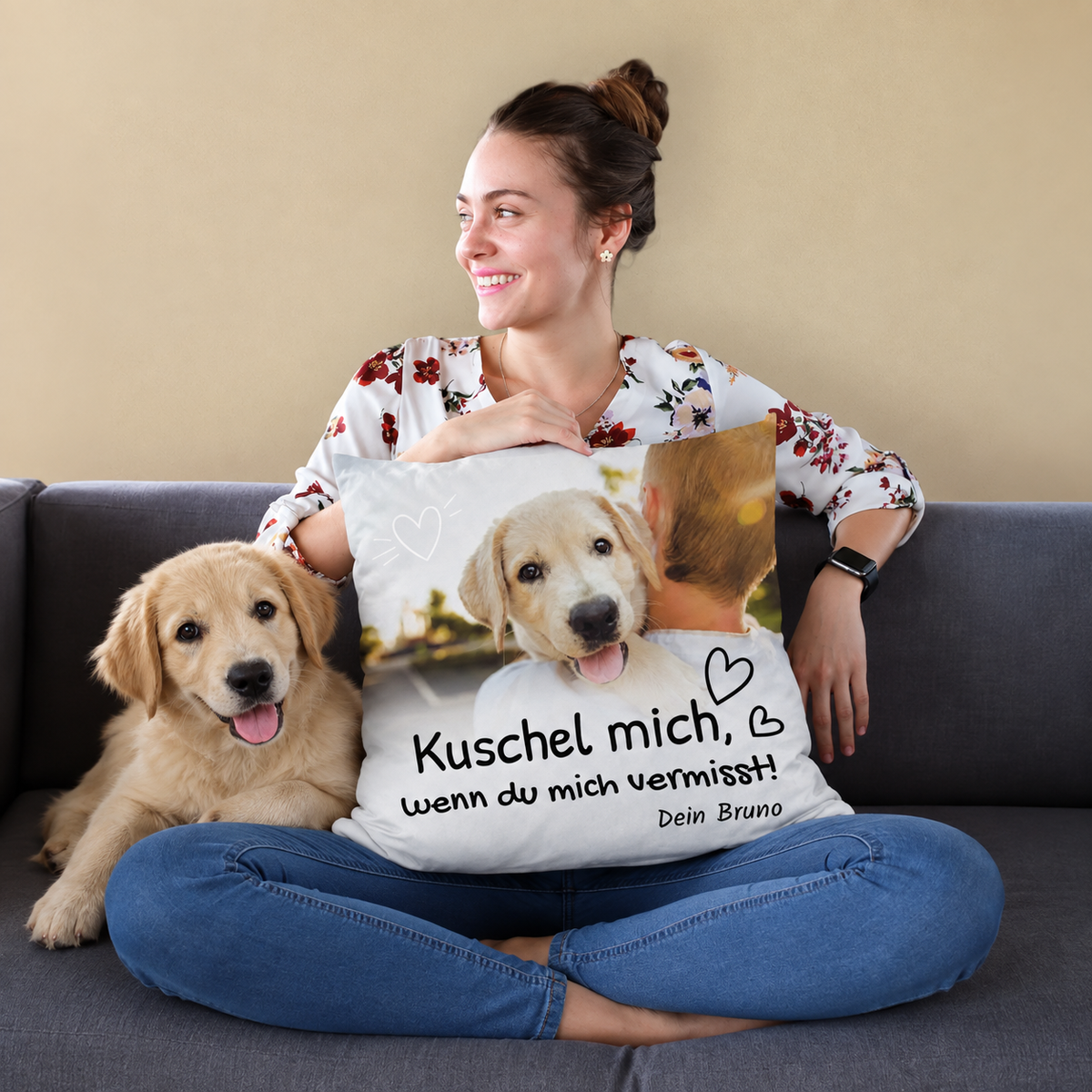 Kissen mit personalisiertem Motiv, Aufschrift "Kuschel mich, wenn du mich vermisst!", Hund und Frau auf Sofa.