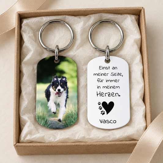 Personalisierter Schlüsselanhänger mit Hundemotiv und eingraviertem Text, verpackt in einer Geschenkbox.