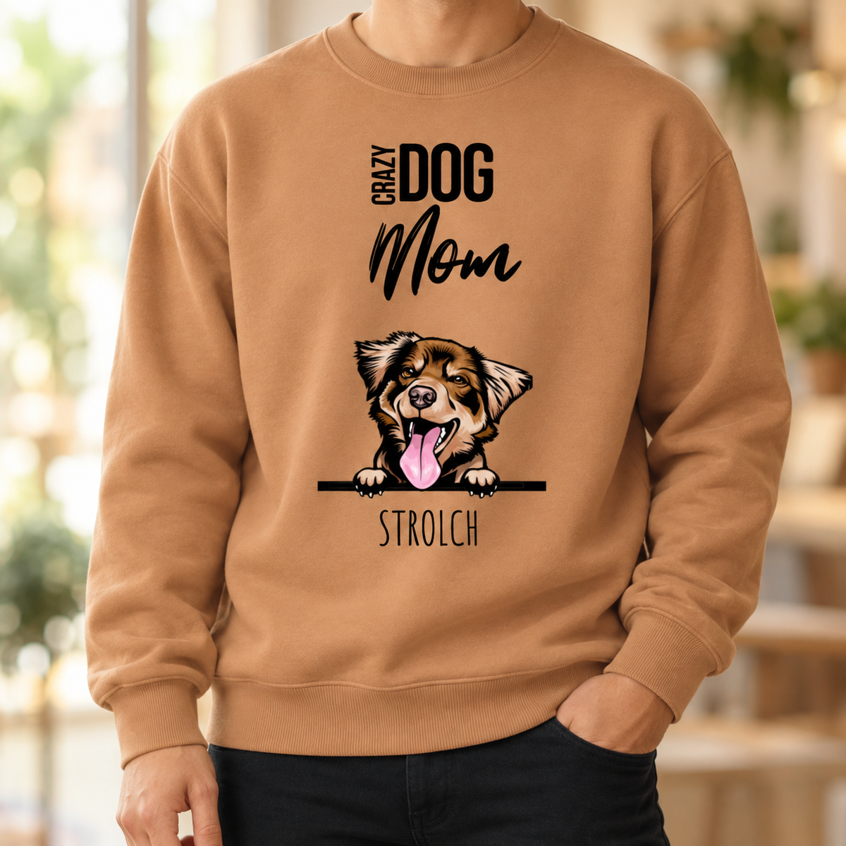 Beige Sweatshirt mit Aufdruck "Crazy Dog Mom" und farbiger Hundefigur.