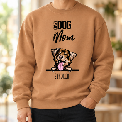Beige Sweatshirt mit Aufdruck "Crazy Dog Mom" und farbiger Hundefigur.